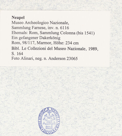 Rückseite von Alinari [https://www.deutsche-digitale-bibliothek.de/content/lizenzen/rv-ez/] Ein gefangener Dakerkönig (?) - Gesamtansicht, bh492987_recto. Foto.