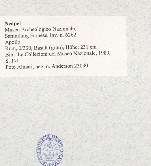 Rückseite von Alinari [https://www.deutsche-digitale-bibliothek.de/content/lizenzen/rv-ez/] Apollo Citharedus - Frontalansicht, bh492989_recto. Foto.