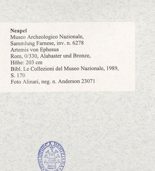 Rückseite von Alinari [https://www.deutsche-digitale-bibliothek.de/content/lizenzen/rv-ez/] Artemis von Ephesus - Frontalansicht, bh492998_recto. Foto.
