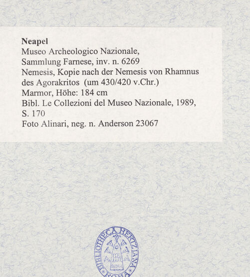 Rückseite von Alinari [https://www.deutsche-digitale-bibliothek.de/content/lizenzen/rv-ez/] Nemesis, Kopie nach der Nemesis von Rhamnus des Agorakritos (um 430/420 v.Chr.) - Frontalansicht, bh493000_recto. Foto.