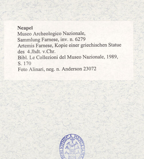 Rückseite von Alinari [https://www.deutsche-digitale-bibliothek.de/content/lizenzen/rv-ez/] Artemis Farnese, Kopie einer griechischen Statue des 4. Jahrhunderts v. Chr. - Gesamtansicht, bh493014_recto. Foto.