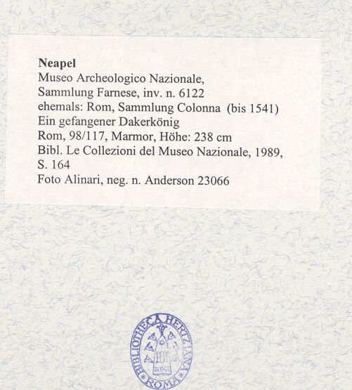 Rückseite von Alinari [https://www.deutsche-digitale-bibliothek.de/content/lizenzen/rv-ez/] Ein gefangener Dakerkönig (?) - Gesamtansicht, bh493015_recto. Foto.