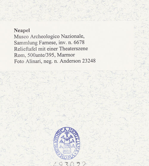 Rückseite von Alinari [https://www.deutsche-digitale-bibliothek.de/content/lizenzen/rv-ez/] Relieftafel mit einer Theaterszene - Gesamtansicht, bh493022_recto. Foto.