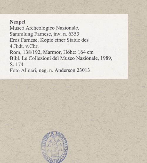 Rückseite von Alinari [https://www.deutsche-digitale-bibliothek.de/content/lizenzen/rv-ez/] Eros Farnese, Kopie einer Statue des 4. Jahrhunders v. Chr. - Frontalansicht, bh493132_recto. Foto.