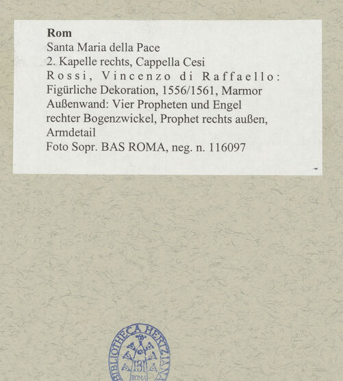 Rückseite von Sopr. BAS ROMA [https://www.deutsche-digitale-bibliothek.de/content/lizenzen/rv-ez/] Figürliche DekorationVier Propheten und Engel - rechter Bogenzwickel, Prophet rechts außen, Armdetail, bh493310_recto. Foto.