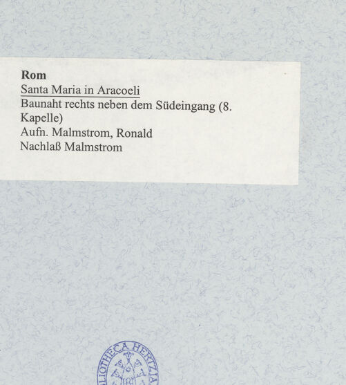 Rückseite von unbekannt [https://www.deutsche-digitale-bibliothek.de/content/lizenzen/rv-fz/] Santa Maria in Aracoeli - Baunaht rechts neben dem Südeingang (8. Kapelle), bh493387_recto. Foto: Malmstrom, Ronald E..
