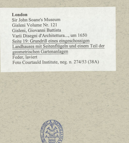 Rückseite von Courtauld Institute [https://www.deutsche-digitale-bibliothek.de/content/lizenzen/rv-ez/] Varii Disegni d'Architettura...Seite 19: Grundriss eines eingeschossigen Landhauses mit Seitenflügeln und einem Teil der geometrischen Gartenanlagen - , bh493880_recto. Foto.