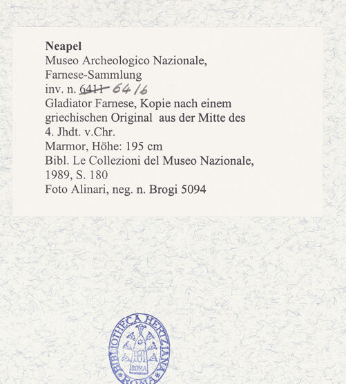 Rückseite von Alinari [https://www.deutsche-digitale-bibliothek.de/content/lizenzen/rv-ez/] Gladiator Farnese, Kopie nach einem griechischen Original aus der Mitte des 4. Jahrhunderts v.Chr. - Frontalansicht, bh494432_recto. Foto.
