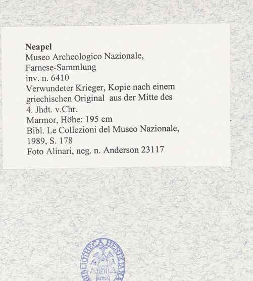 Rückseite von Alinari [https://www.deutsche-digitale-bibliothek.de/content/lizenzen/rv-ez/] Verwundeter Krieger, Kopie nach einem griechischen Original aus der Mitte des 4. Jahrhunderts v.Chr. - Gesamtansicht, bh494433_recto. Foto.