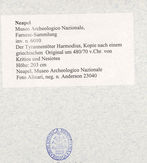 Rückseite von Alinari [https://www.deutsche-digitale-bibliothek.de/content/lizenzen/rv-ez/] Der Tyrannentöter Harmodius, Kopie nach einem griechischen Original um 480/70 v.Chr. von Kritios und Nesiotes - Gesamtansicht, bh494445_recto. Foto.