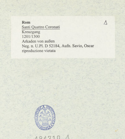 Rückseite von Bibliotheca Hertziana [https://www.deutsche-digitale-bibliothek.de/content/lizenzen/rv-fz/] Santi Quattro CoronatiInneres - Arkaden von außen, bh494710_recto. Foto: Savio, Oscar.