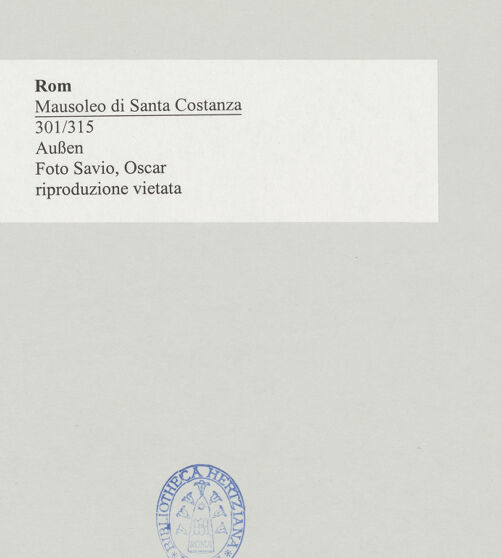 Rückseite von Savio, Oscar [https://www.deutsche-digitale-bibliothek.de/content/lizenzen/rv-ez/] Mausoleo di Santa CostanzaAußenbau - Außen, Gesamtansicht, bh496826_recto. Foto.