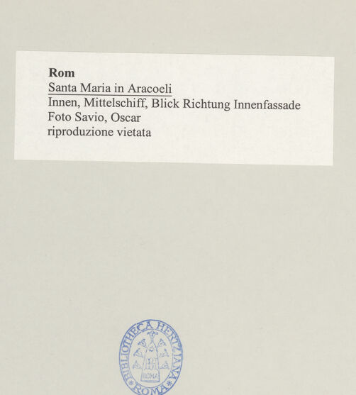 Rückseite von Savio, Oscar [https://www.deutsche-digitale-bibliothek.de/content/lizenzen/rv-ez/] Santa Maria in Aracoeli - Innen, Mittelschiff, Blick Richtung Innenfassade, bh496836_recto. Foto.