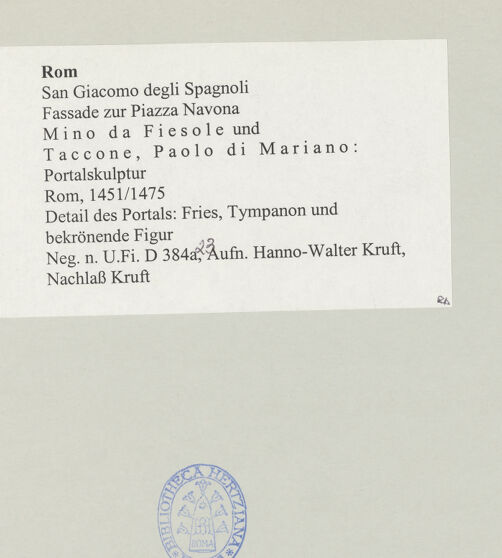 Rückseite von Bibliotheca Hertziana [https://www.deutsche-digitale-bibliothek.de/content/lizenzen/rv-fz/] Portalskulptur - Detail des Portals: Fries, Tympanon und bekrönende Figur, bh496863_recto. Foto: Kruft, Hanno-Walter.