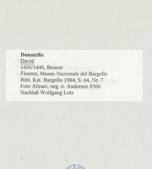 Rückseite von Alinari [https://www.deutsche-digitale-bibliothek.de/content/lizenzen/rv-ez/] David - , bh497152_recto. Foto.