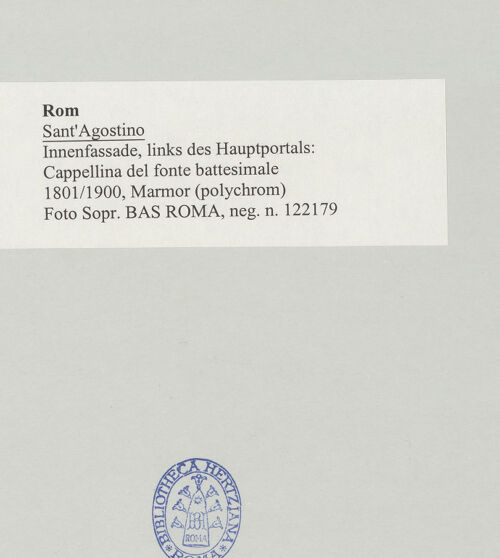 Rückseite von Sopr. BAS ROMA [https://www.deutsche-digitale-bibliothek.de/content/lizenzen/rv-ez/] Sant'AgostinoCappellina del fonte battesimale - Gesamtansicht, bh497243_recto. Foto.
