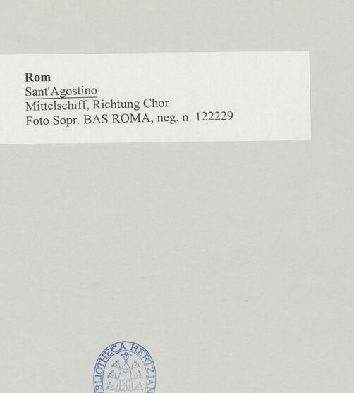 Rückseite von Sopr. BAS ROMA [https://www.deutsche-digitale-bibliothek.de/content/lizenzen/rv-ez/] Sant'Agostino - Mittelschiff, Richtung Chor, bh497244_recto. Foto.