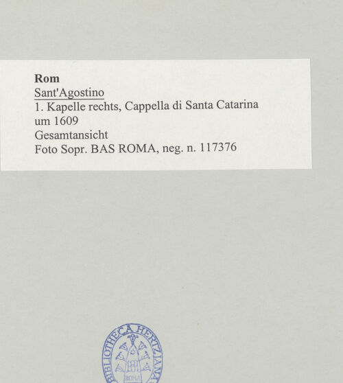 Rückseite von Sopr. BAS ROMA [https://www.deutsche-digitale-bibliothek.de/content/lizenzen/rv-ez/] Sant'AgostinoCappella di Santa Caterina - Gesamtansicht, bh497252_recto. Foto.