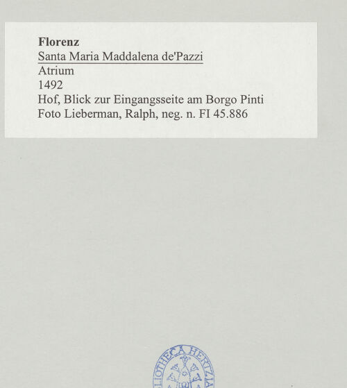 Rückseite von Lieberman, Ralph [https://rightsstatements.org/page/CNE/1.0/] Santa Maria Maddalena de'Pazzi - Hof, Blick zur Eingangsseite am Borgo Pinti, bh497852_recto. Foto.