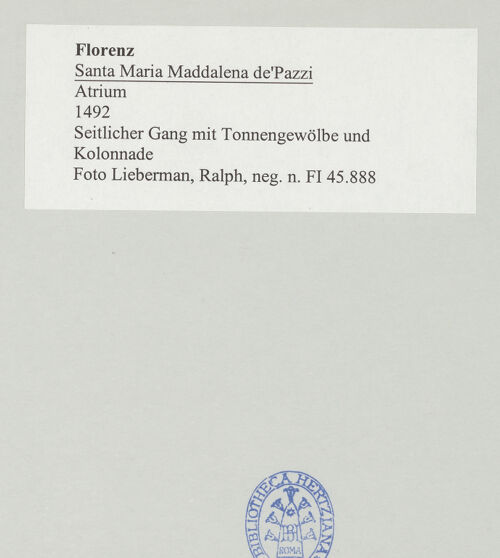 Rückseite von Lieberman, Ralph [https://www.deutsche-digitale-bibliothek.de/content/lizenzen/rv-ez/] Santa Maria Maddalena de'Pazzi - Seitlicher Gang mit Tonnengewölbe und Kolonnade, bh497860_recto. Foto.