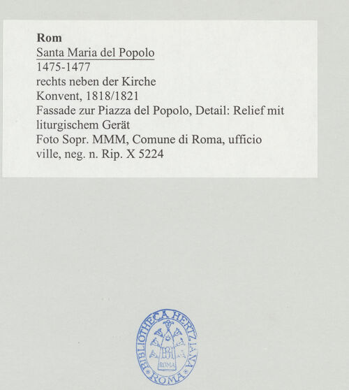 Rückseite von Sopr. MMM, Comune di Roma, ufficio ville [https://www.deutsche-digitale-bibliothek.de/content/lizenzen/rv-ez/] Santa Maria del PopoloKonvent - Fassade zur Piazza del Popolo, Detail: Relief mit liturgischem Gerät, bh498067_recto. Foto.