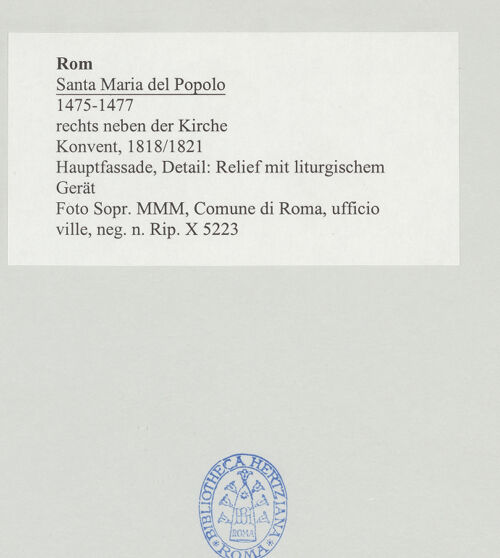 Rückseite von Sopr. MMM, Comune di Roma, ufficio ville [https://www.deutsche-digitale-bibliothek.de/content/lizenzen/rv-ez/] Santa Maria del PopoloKonvent - Hauptfassade, Detail: Relief mit liturgischem Gerät, bh498076_recto. Foto.