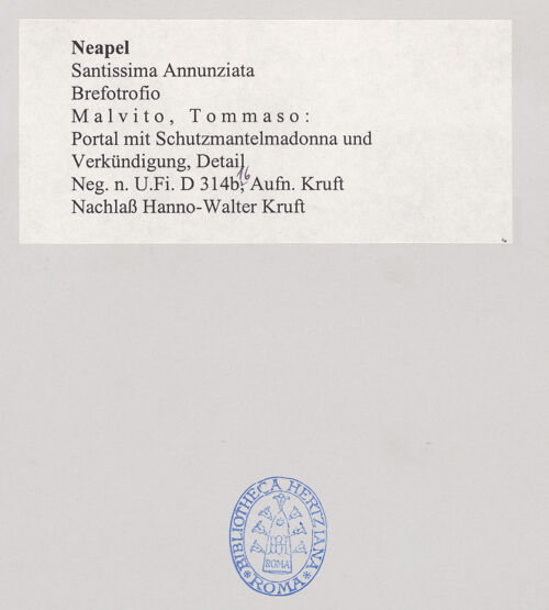 Rückseite von Bibliotheca Hertziana [https://www.deutsche-digitale-bibliothek.de/content/lizenzen/rv-fz/] Portaldekoration mit Schutzmantelmadonna und Verkündigung - Detail: Tympanon und Türsturz, bh498122_recto. Foto: Kruft, Hanno-Walter.