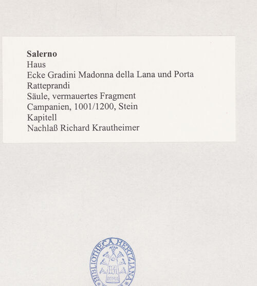 Rückseite von unbekannt [https://www.deutsche-digitale-bibliothek.de/content/lizenzen/rv-fz/] Säule, vermauertes Fragment - Kapitell, bh498201_recto. Foto.