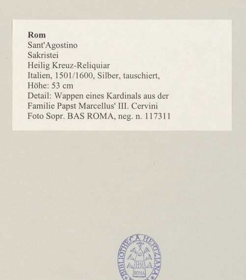 Rückseite von Sopr. BAS ROMA [https://www.deutsche-digitale-bibliothek.de/content/lizenzen/rv-ez/] Heilig Kreuz-Reliquiar - Detail: Wappen eines Kardinals aus der Familie Papst Marcellus' III. Cervini, bh498386_recto. Foto.