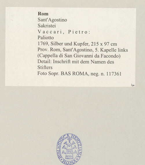 Rückseite von Sopr. BAS ROMA [https://www.deutsche-digitale-bibliothek.de/content/lizenzen/rv-ez/] Paliotto - Detail: Inschrift mit dem Namen des Stifters, bh498403_recto. Foto.