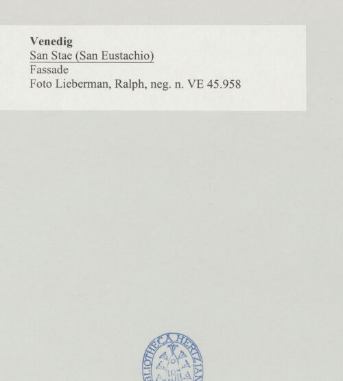 Rückseite von Lieberman, Ralph [https://www.deutsche-digitale-bibliothek.de/content/lizenzen/rv-ez/] San StaeFassade - , bh498407_recto. Foto.