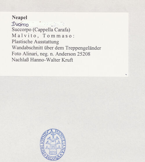 Rückseite von Alinari [https://www.deutsche-digitale-bibliothek.de/content/lizenzen/rv-ez/] DuomoSuccorpo, Confessione di San Gennaro (Cappella Carafa) - Wandabschnitt über dem Treppengeländer, bh498513_recto. Foto.