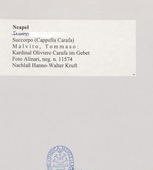 Rückseite von Alinari [https://www.deutsche-digitale-bibliothek.de/content/lizenzen/rv-ez/] Kardinal Oliviero Carafa im Gebet - Seitenansicht von rechts, bh498514_recto. 
      .