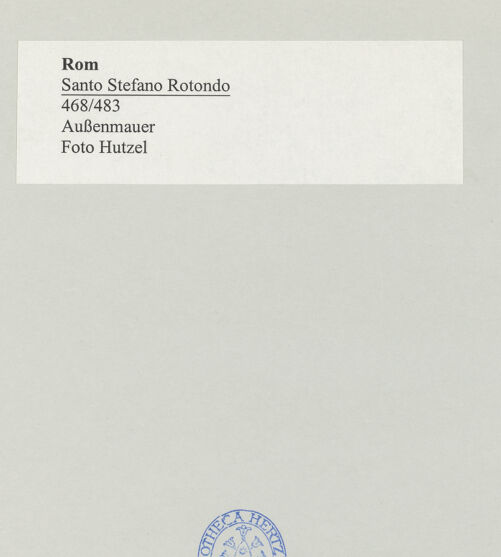 Rückseite von Hutzel, Max [https://www.deutsche-digitale-bibliothek.de/content/lizenzen/rv-fz/] Santo Stefano Rotondo - Außenmauer, bh498583_recto. Foto.