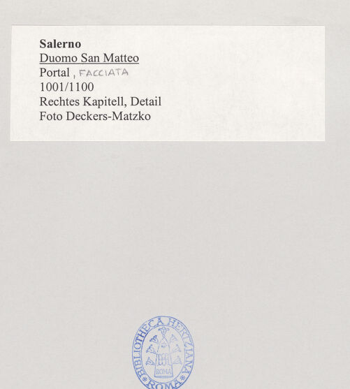 Rückseite von Deckers-Matzko [https://www.deutsche-digitale-bibliothek.de/content/lizenzen/rv-ez/] Mittleres PortalRechtes Kapitell - Detail, bh499990_recto. Foto: Deckers-Matzko, R.J..