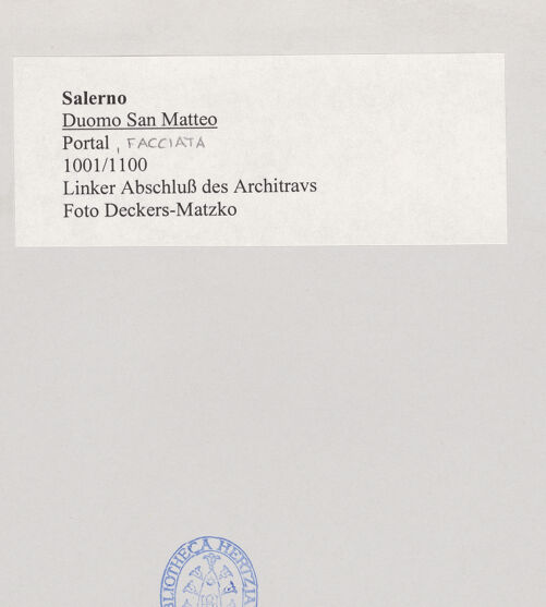 Rückseite von Deckers-Matzko [https://www.deutsche-digitale-bibliothek.de/content/lizenzen/rv-ez/] Mittleres PortalArchitrav mit Inschrift - Linker Abschluss des Architravs, bh499991_recto. Foto: Deckers-Matzko, R.J..