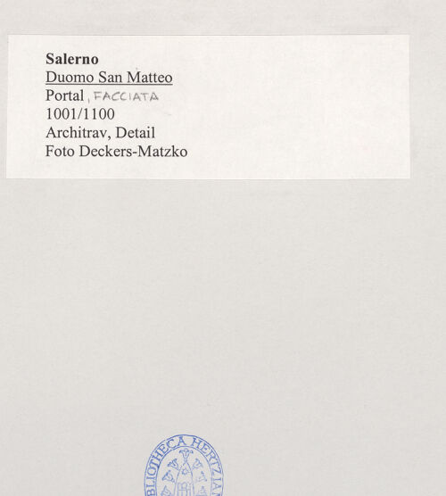 Rückseite von Deckers-Matzko [https://www.deutsche-digitale-bibliothek.de/content/lizenzen/rv-ez/] Mittleres PortalArchitrav mit Inschrift - Architrav, Detail, bh499992_recto. Foto: Deckers-Matzko, R.J..