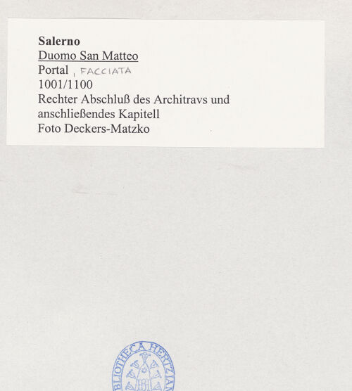 Rückseite von Deckers-Matzko [https://www.deutsche-digitale-bibliothek.de/content/lizenzen/rv-ez/] Mittleres PortalArchitrav mit Inschrift - Rechter Abschluss des Architravs und anschließendes Kapitell, bh499993_recto. Foto: Deckers-Matzko, R.J..