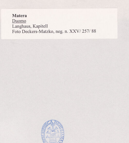 Rückseite von Deckers-Matzko [https://www.deutsche-digitale-bibliothek.de/content/lizenzen/rv-ez/] Kapitelle mit figürlicher Dekoration - Nordarkade, 2. Kapitell von Westen, bh500021_recto. Foto (digital): Deckers-Matzko, R.J..