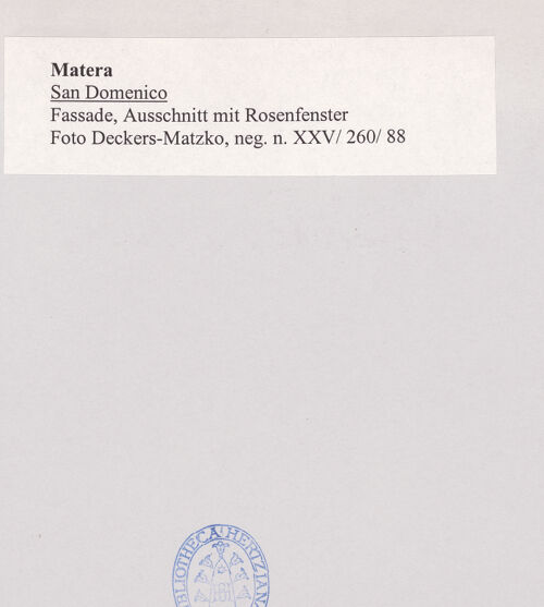 Rückseite von Deckers-Matzko [https://www.deutsche-digitale-bibliothek.de/content/lizenzen/rv-ez/] Dekoration der Westfassade: Rosenfenster und Portalrahmen - Gesamtansicht, bh500023_recto. Foto.