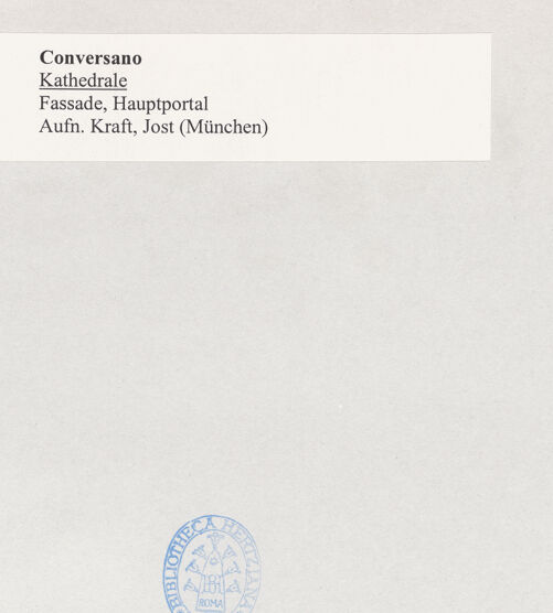 Rückseite von Kraft, Jost (München) [https://www.deutsche-digitale-bibliothek.de/content/lizenzen/rv-ez/] Hauptportal (thronende Madonna - Christus und die Apostel) - Gesamtansicht, bh500051_recto. Foto: Kraft, Jost (München).