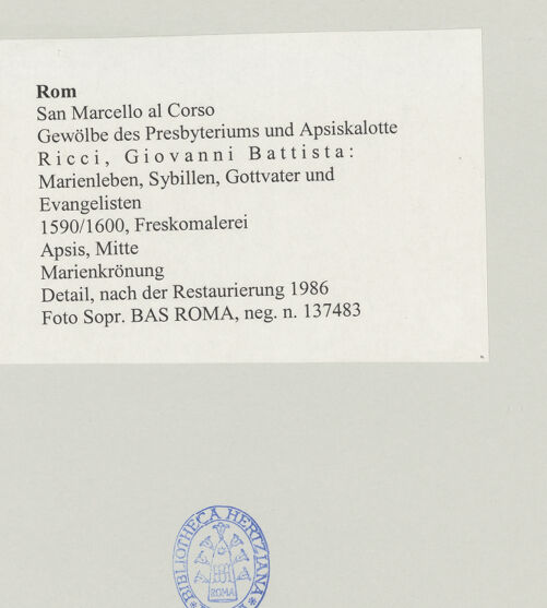 Rückseite von Sopr. BAS ROMA [https://www.deutsche-digitale-bibliothek.de/content/lizenzen/rv-ez/] Ausmalung der Wölbung von Apsis und ChorjochMarienkrönung - Detail, nach der Restaurierung 1986, bh500066_recto. Foto.