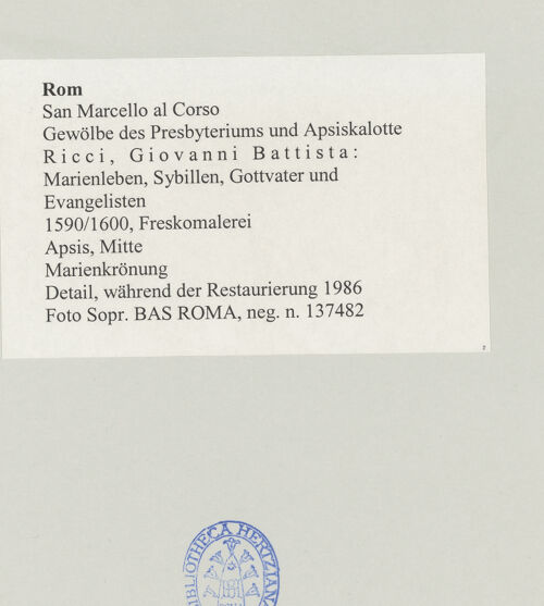Rückseite von Sopr. BAS ROMA [https://www.deutsche-digitale-bibliothek.de/content/lizenzen/rv-ez/] Ausmalung der Wölbung von Apsis und ChorjochMarienkrönung - Detail, während der Restaurierung 1986, bh500068_recto. Foto.