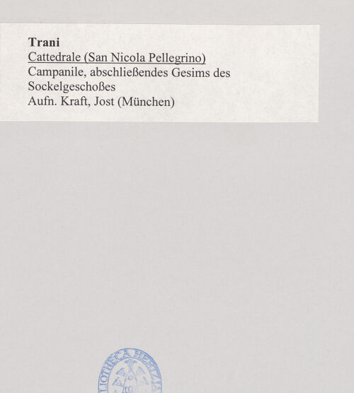 Rückseite von Kraft, Jost (München) [https://www.deutsche-digitale-bibliothek.de/content/lizenzen/rv-fz/] CattedraleCampanile - Konsolgesims des Turmsockels und Baumeisterinschrift von Osten, bh500153_recto. Foto: Kraft, Jost (München).
