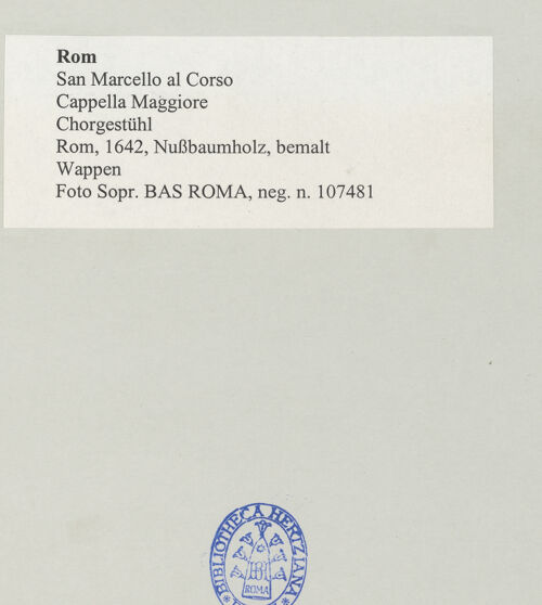 Rückseite von Sopr. BAS ROMA [https://www.deutsche-digitale-bibliothek.de/content/lizenzen/rv-ez/] Chorgestühl - Wappen, bh501409_recto. Foto.