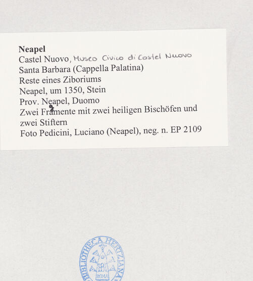 Rückseite von Pedicini, Luciano [https://www.deutsche-digitale-bibliothek.de/content/lizenzen/rv-ez/] Reste eines Ziboriums - Zwei Fragmente mit zwei heiligen Bischöfen und zwei Stiftern, bh501687_recto. Foto: Pedicini, Luciano.