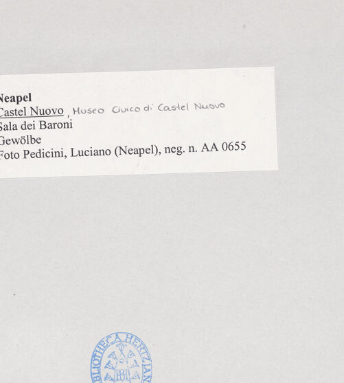 Rückseite von Pedicini, Luciano [https://www.deutsche-digitale-bibliothek.de/content/lizenzen/rv-ez/] Castel NuovoSala dei Baroni - Gewölbe, bh504012_recto. Foto: Pedicini, Luciano.