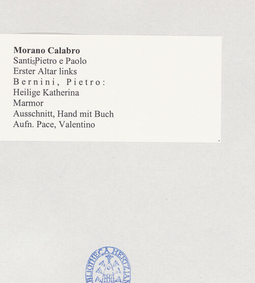 Rückseite von Pace, Valentino [https://www.deutsche-digitale-bibliothek.de/content/lizenzen/rv-fz/] Heilige Katherina - Ausschnitt, Hand mit Buch, bh504991_recto. Foto: Pace, Valentino.