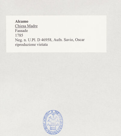 Rückseite von Bibliotheca Hertziana [https://www.deutsche-digitale-bibliothek.de/content/lizenzen/rv-fz/] Chiesa MadreHauptfassade - Gesamtansicht von Süden, bh505007_recto. Foto: Savio, Oscar.