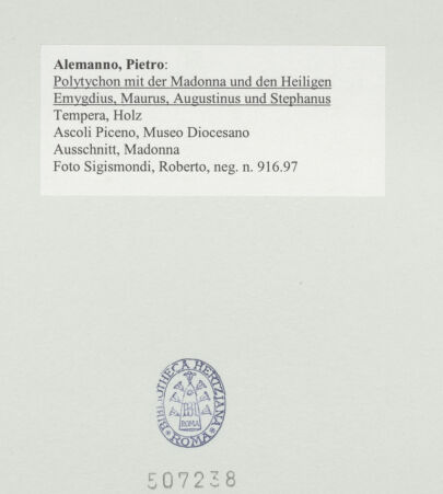 Rückseite von Sigismondi, Roberto [https://www.deutsche-digitale-bibliothek.de/content/lizenzen/rv-fz/] Polyptychon mit der Madonna und den Heiligen Emygdius, Maurus, Augustinus und Stephanus - Ausschnitt, Madonna, bh507238_recto. Foto: Sigismondi, Roberto.